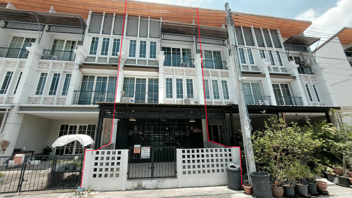 For sale/rent, 3-story townhome, Golden Town, Soi Nawamin 42, Bueng Kum, 5 bedrooms, 4 bathrooms, fully renovated, worth every square inch.