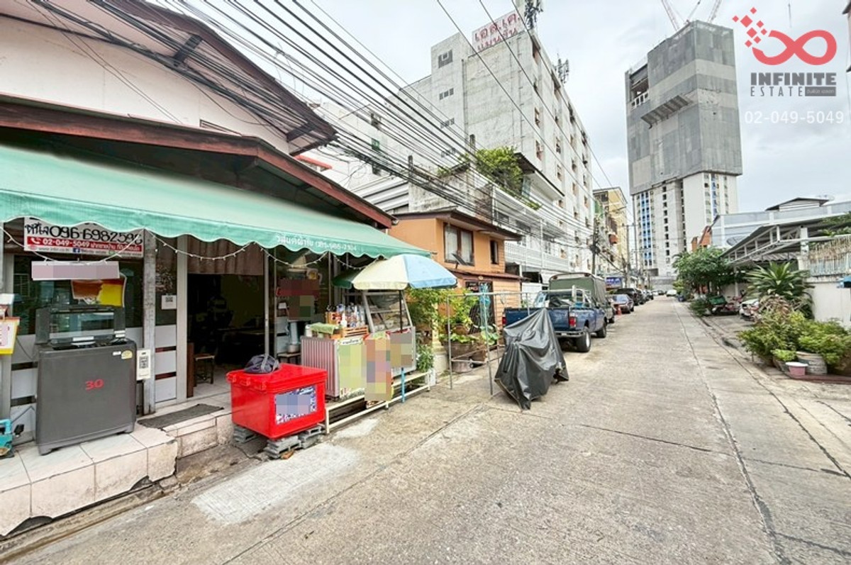 Land for sale with room for rent, 27 sq m., Pracha Uthit Road, Huai Khwang, near MRT. Land for sale with room for rent, 27 sq m., Pracha Uthit Road, Huai Khwang, near MRT.