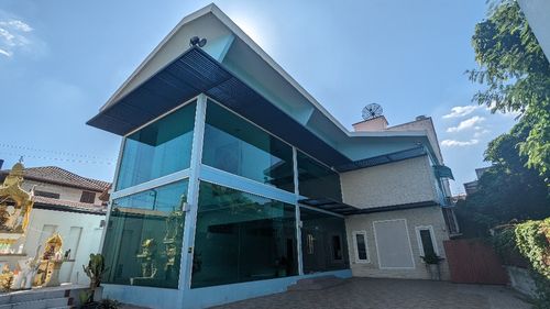For rent/sale, 2-story home office, area 101 square meters. Can park many cars Good location near MRT Lat Phrao Lat Phrao Road 87, has 8 bedrooms, 2 bathrooms, rent 120,000 baht.