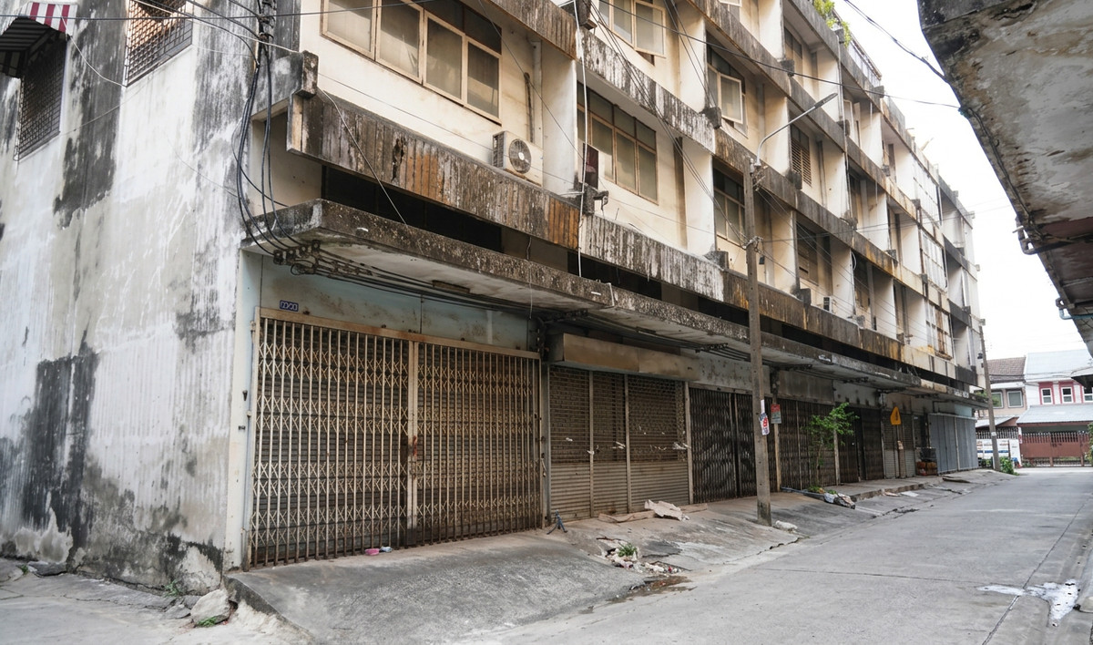 Building 4.5 floors, 2 houses next to each other, 6.4 million each (24,600 baht/sq m.) Pradipat, near Ari, Chatuchak, if interested, contact 0954463998 Building 4.5 floors, 2 houses next to each other, 6.4 million each (24,600 baht/sq m.) Pradipat, near Ari, Chatuchak, if interested, contact 0954463998