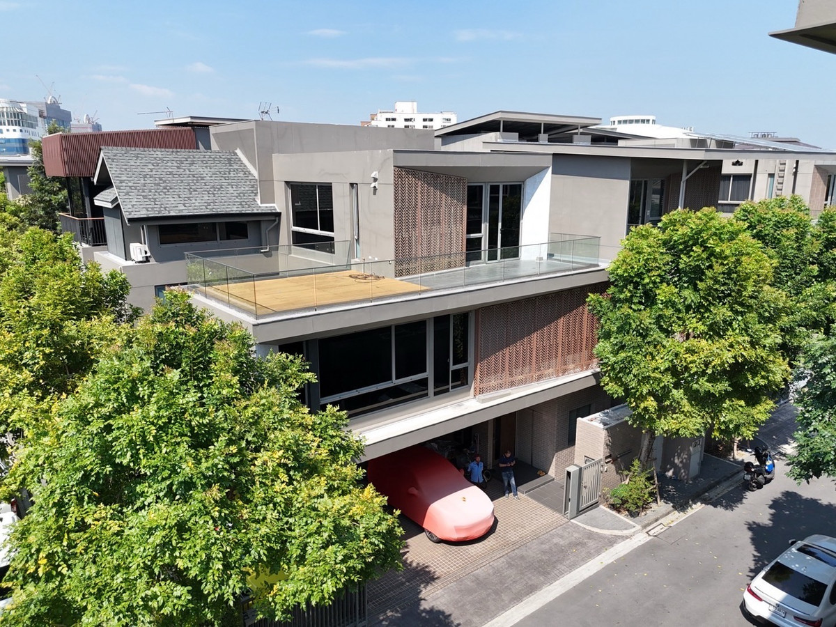 3-storey luxury house for sale, Artale Pattanakarn-Thonglor project, only 3.5 km. from Thonglor, beautiful house, built-in throughout, usable area 450 sq m. 3-storey luxury house for sale, Artale Pattanakarn-Thonglor project, only 3.5 km. from Thonglor, beautiful house, built-in throughout, usable area 450 sq m.