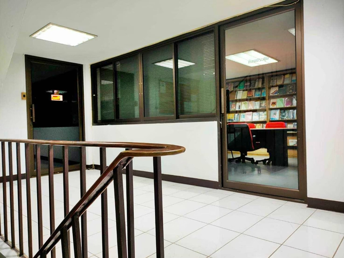 อาคาร 4.5 ชั้น 600 ตรม. ถนนลาดพร้าว ใกล้เดอะมอลล์บางกะปิ และรถไฟฟ้า – รูปที่ 2