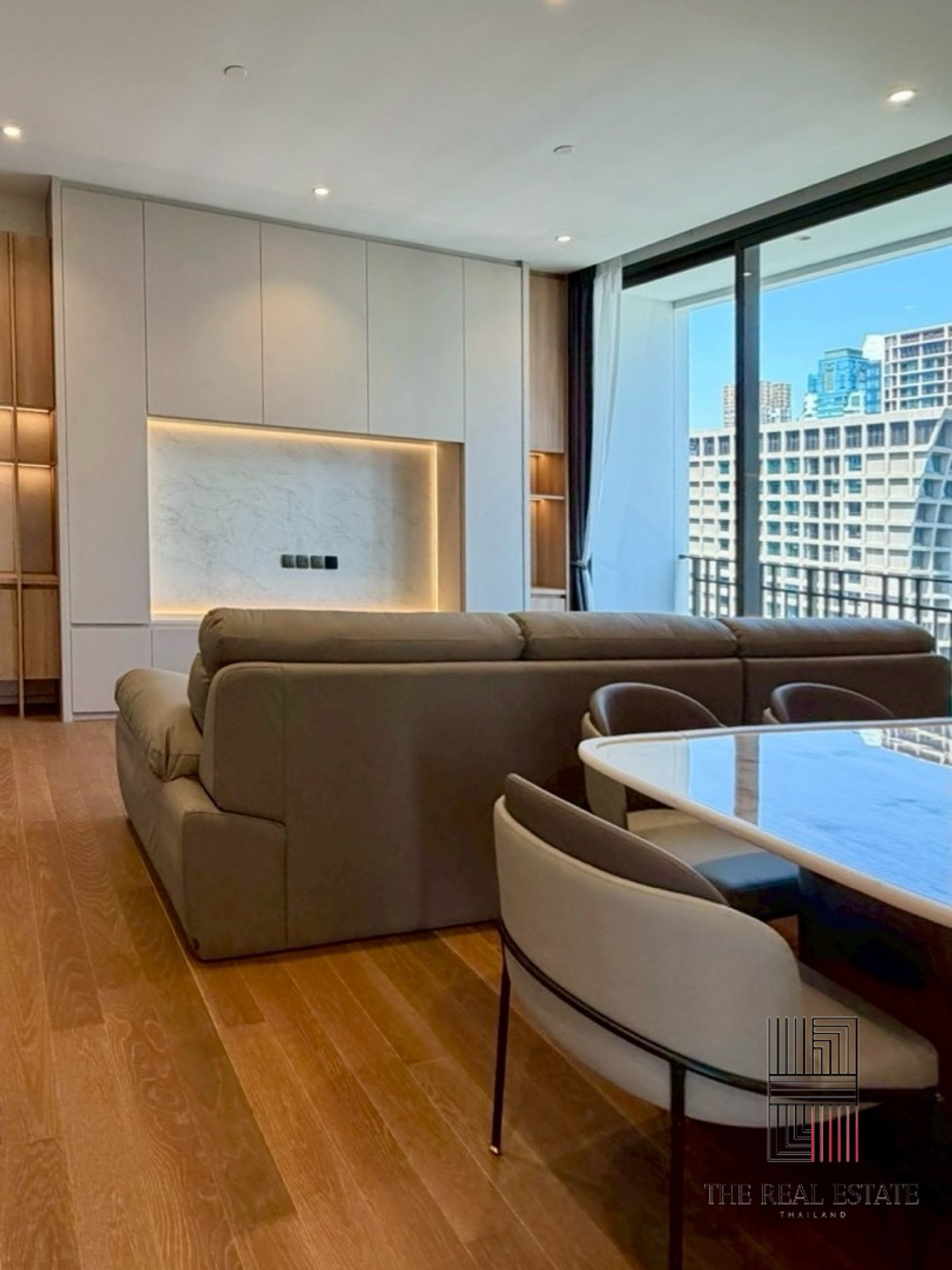 Urgent sale 🔥New room Sale Muniq Langsuan 2br. 3bath, just finished decorating. Havent lived in it yet, high floor, beautiful view, pet friendly, very good price 💰
