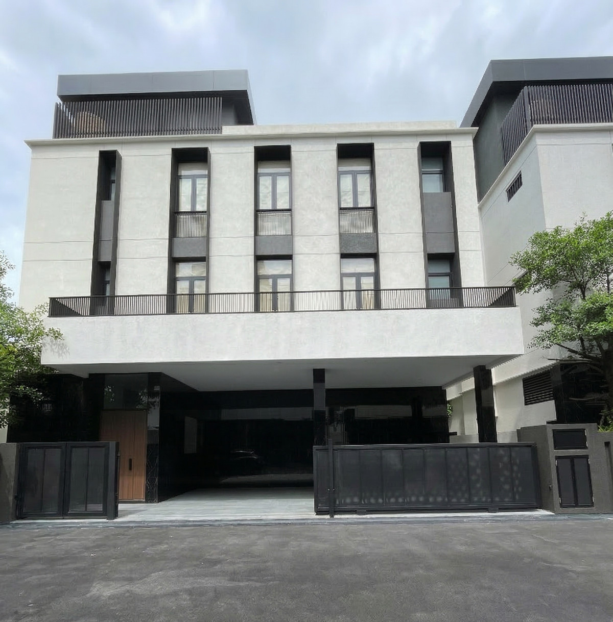 [For Sale] ARNA Rama 9, Super Luxury 3-story detached house with private swimming pool and rooftop terrace | Prime location behind The Mall Ramkhamhaeng University, near MRT Orange Line.