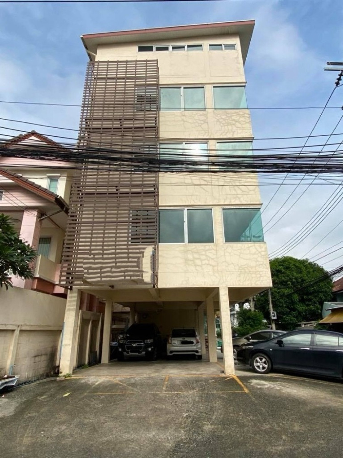 5-story office building for rent, Ratchada 31 Road, good location, parking for 10+ cars, 5 office rooms, 5 bathrooms, monthly rental price 80,000 baht/month. 5-story office building for rent, Ratchada 31 Road, good location, parking for 10+ cars, 5 office rooms, 5 bathrooms, monthly rental price 80,000 baht/month.