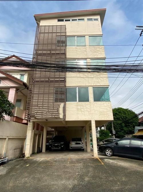 5-story office building for rent, Ratchada 31 Road, good location, parking for 10+ cars, 5 office rooms, 5 bathrooms, monthly rental price 80,000 baht/month.