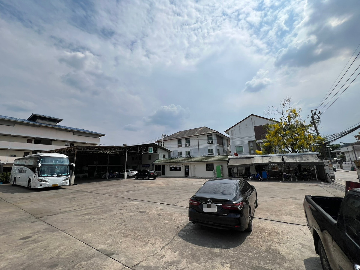 ที่ดินแปลงมุม 299 ตร.วา รามอินทรา 23 ใกล้ MRT ลาดปลาเค้า 1.2 กม. หน้ากว้าง 28.5 ม. ถนน 10 ม. เดินทางสะดวก ทะลุได้หลายทาง รูปแปลงสวยมาก เหมาะสร้าง บ้านเดี่ยว Home Office – รูปที่ 2