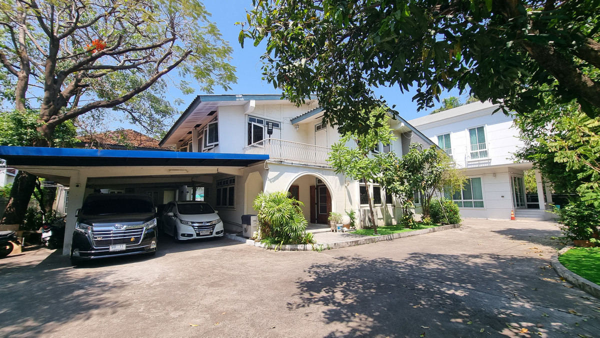ให้เช่าบ้านเดี่ยว พร้อมสวนและที่จอดรถ 6 คัน – ทำเลพร้อมพงษ์ / ทองหล่อ เหมาะสำหรับทำ สปา ร้านอาหาร คาเฟ่ หรือธุรกิจบริการ