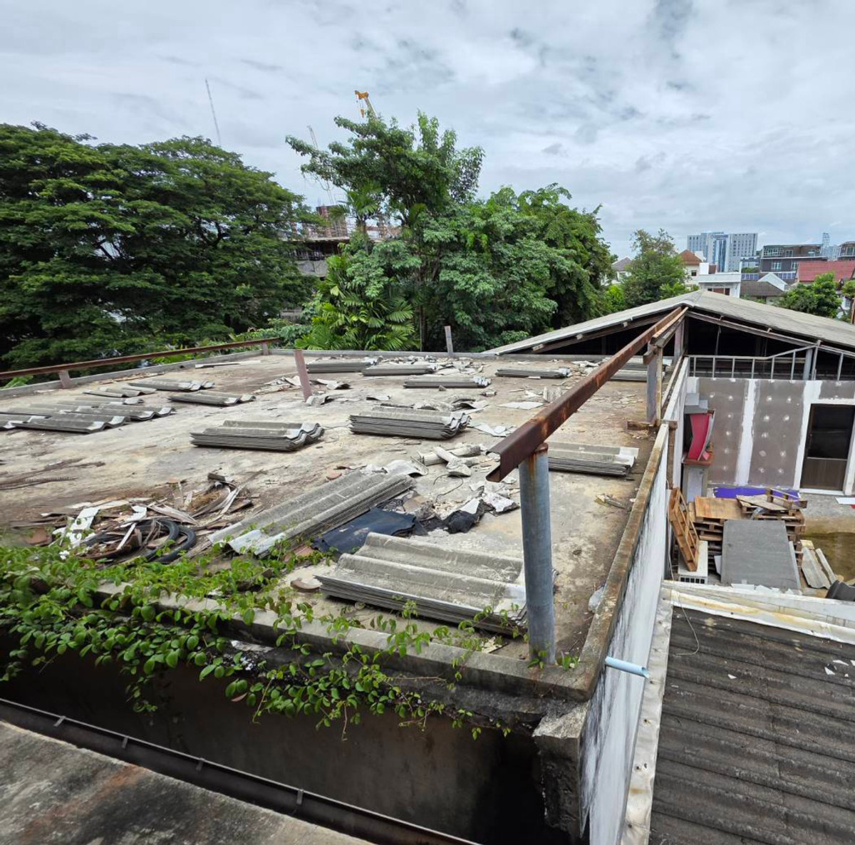Land for sale with factory building, office, 220 sq m, Soi Sukhumvit 64.   Next to a wide concrete road Beautiful, wide plot, 3-phase electricity, ready to continue your business. Convenient transportation, near Punnawithi BTS, expressway, True Digital Pa
