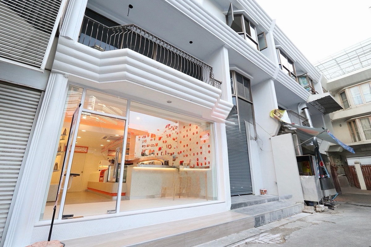 Retail Space for Rent on Wireless Road near Embassy District, 260 sq.m across 2 Floors with Flexible Layout, High Foot Traffic Main Road Location Ideal for Restaurant Bar or Lifestyle Business