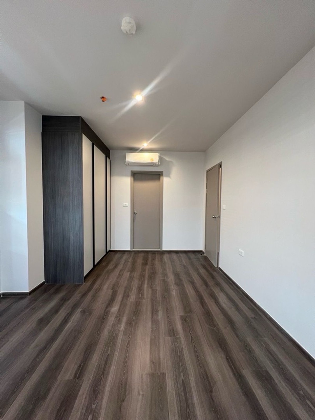 Very cheap, 2 bedrooms, 61.39 sq m. You cant find this price. Ideo Rama9 Asoke, near MRT Rama 9, only 450 m.