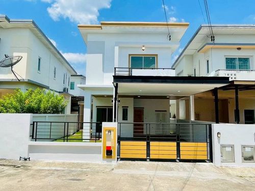 Newly renovated twin houses for sale in Metro Park Thung Sukla, Sriracha, near Kasetsart University. Great value!