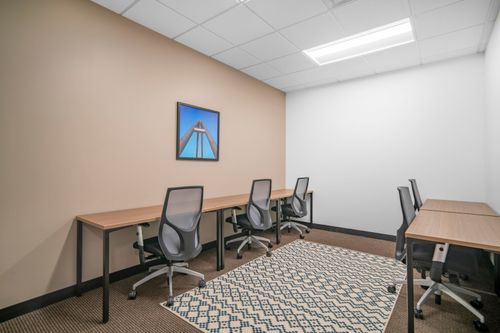 จองที่นั่งโคเวิร์กกิ้งแบบจองล่วงหน้าหรือ hot desk ใน Regus BTC SPACE