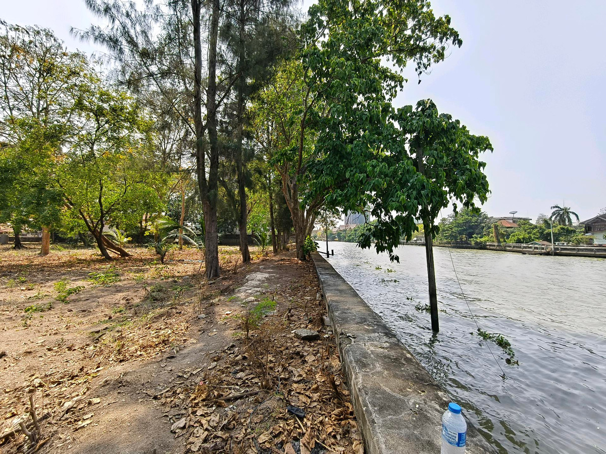 🔥 Land next to the waterfront Prime location in the Charansanitwong area, in the heart of the city, very hard to find!📍 Land next to the waterfront Charansanitwong Road📐 Area approximately 6 rai💰 Average price is only about 80,000 baht / square. 🔥 Land next to the waterfront Prime location in the Charansanitwong area, in the heart of the city, very hard to find!📍 Land next to the waterfront Charansanitwong Road📐 Area approximately 6 rai💰 Average price is only about 80,000 baht / square.
