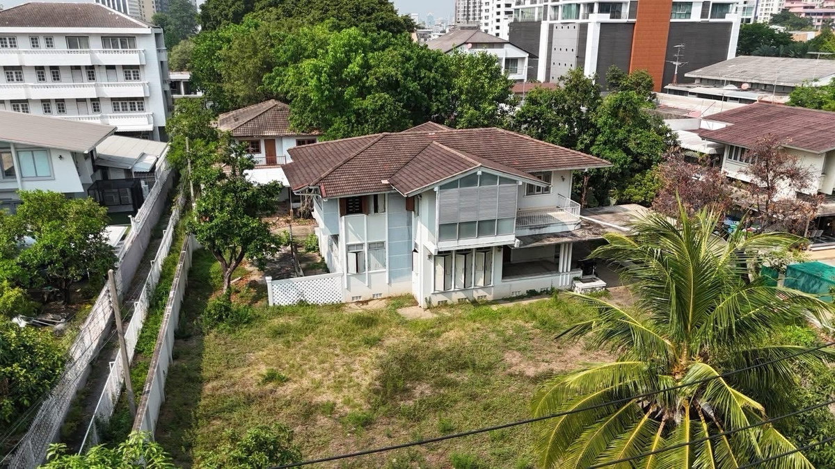 📌 ปล่อยเช่า / ขาย : บ้านพร้อมสวนกลางอารีย์ ขนาดไร่กว่า , 596 ตรว ** เหมาะสำหรับทำสปา / ร้านอาหารและบาร์ / คลีนิค / อาคาร ออฟฟิศ / Community Mall ขนาดเล็ก / โรงเรียนนานชาติ / Wellness Center / โรงแรม 📌 Rental / Selling : Commercials house with garden