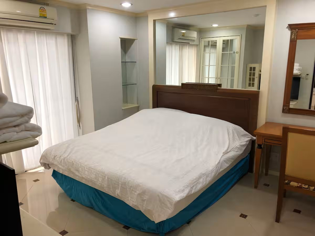 ★ Rent/Sale Green Point Silom ★ 62 sq m, 3rd floor (2 bedrooms, 1 bathrooms), ★ Near BTS Chong Nonsi ★ Near Central Silom, U Chu Liang Building ★ Numerous amenities ★ Fully furnished with appliances ★