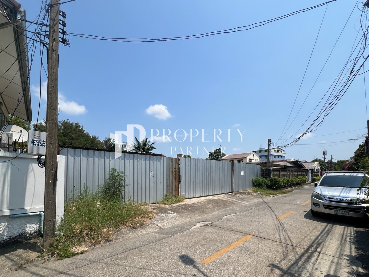 Land for sale, 129 sq m, Soi Pridi Banomyong 26, near BTS Phra Khanong. Land for sale, 129 sq m, Soi Pridi Banomyong 26, near BTS Phra Khanong.
