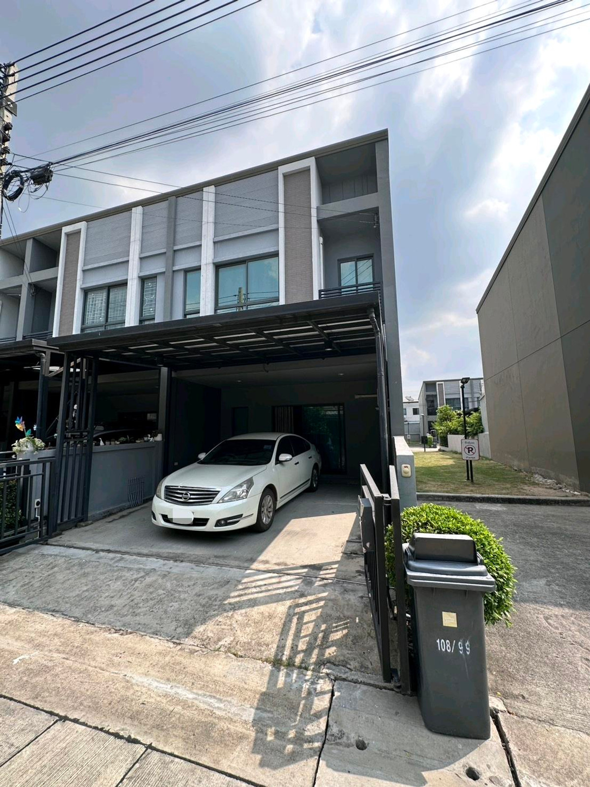 ทาวน์โฮมหลังริม4ห้องนอนแต่งครบต่อเติมครัวโรงจอดรถแถมประตูรั้วไฟฟ้าบ้านเลขที่มงคล 99