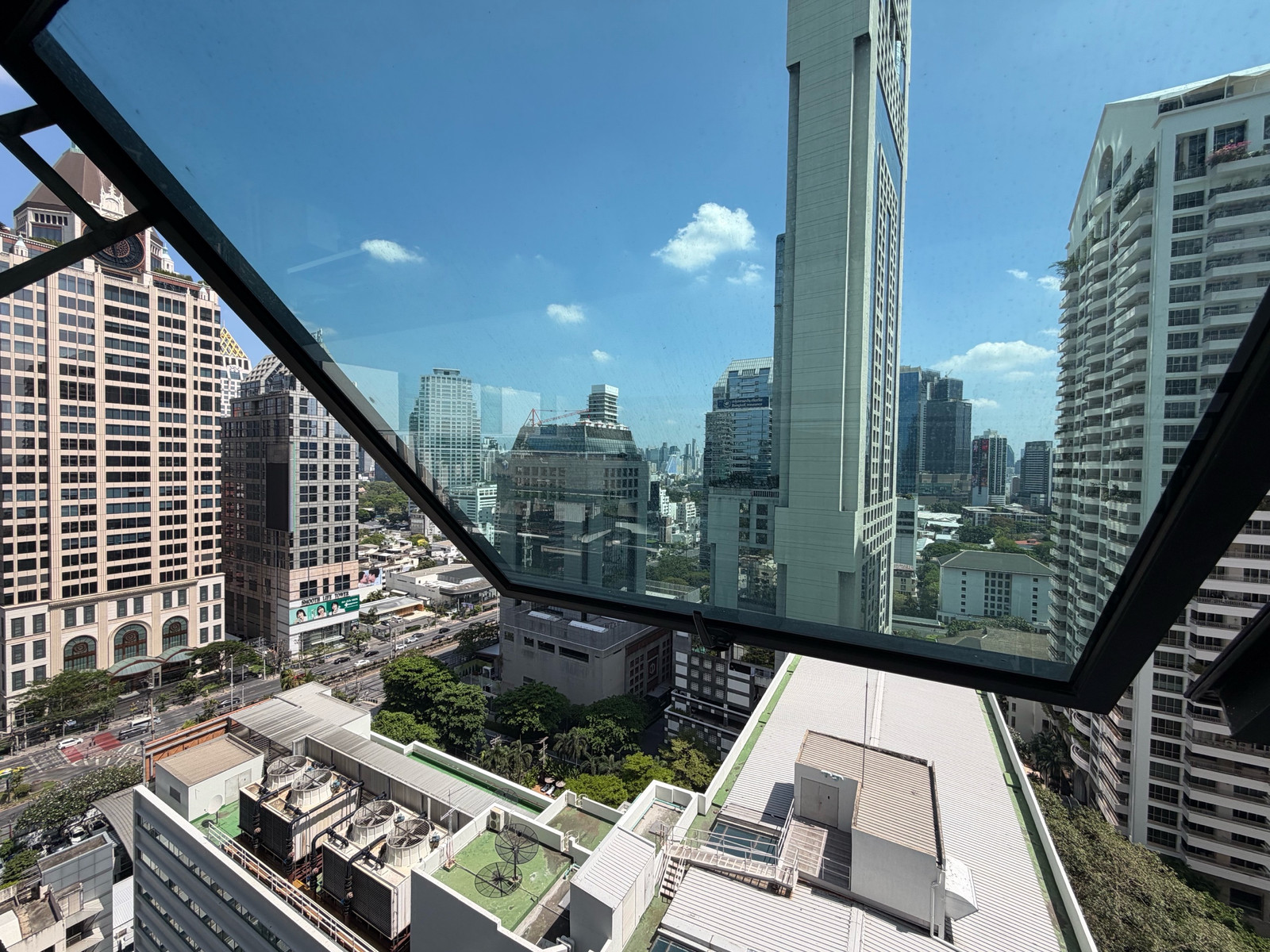 Condo for rent, Sathorn Garden, near MRT Lumpini, only 950 meters. Condo for rent, Sathorn Garden, near MRT Lumpini, only 950 meters.