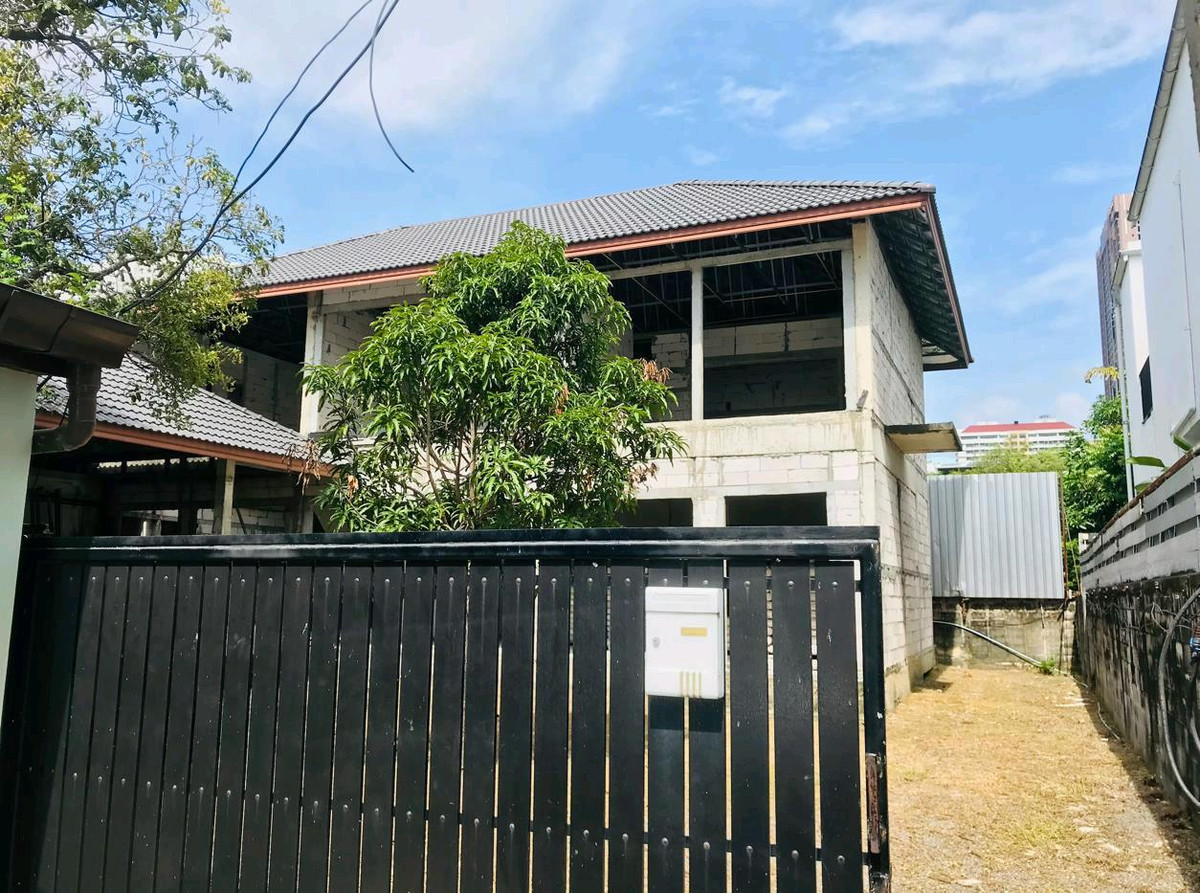 Land for sale with building, Soi Sukhumvit 38, land size 240 sq m, whole plot 120 million baht. Land for sale with building, Soi Sukhumvit 38, land size 240 sq m, whole plot 120 million baht.
