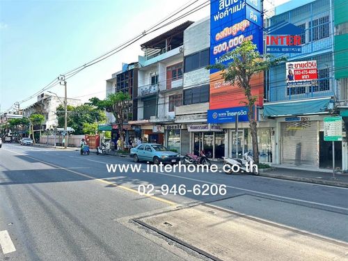Commercial building, 3 floors, 14 sq m. Commercial building near Siriraj Hospital. Bang Khun Non Road, Sutthawat Road, Charansanitwong Road Road along Taling Chan Railway Bangkok Noi District Bangkok