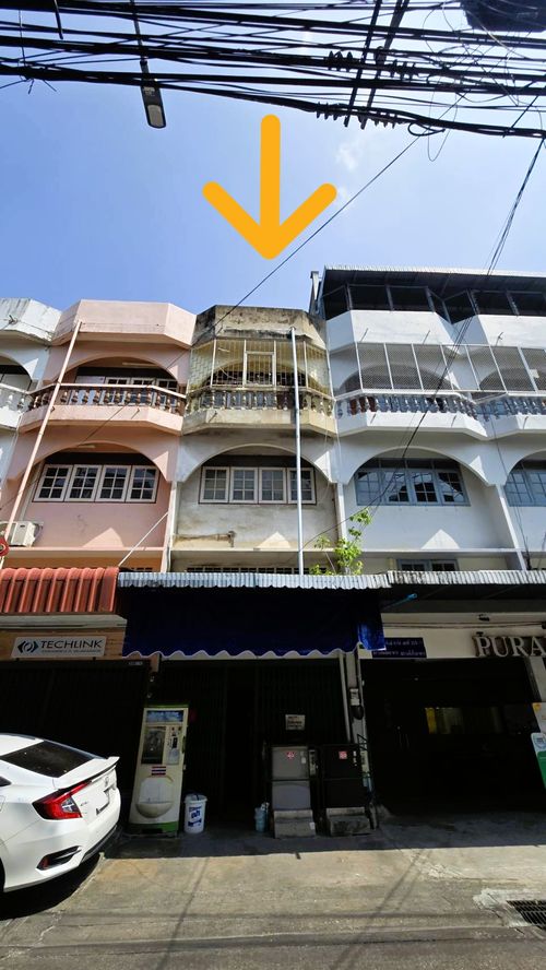 Only one unit available!!! Prime location in the city center, heart of the Rama 3 community. For sale: 4.5-storey commercial building with rooftop, land area 17 sq.wah, near Terminal 21 Rama 3, Charoenrat, Charoenkrung. Suitable for residence, office,