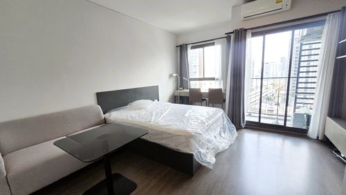 Like-new condition! Prime Chatuchak location at an excellent value! For sale or rent: Ideo Phaholyothin – Chatuchak condominium, 27 sq.m., fully furnished and ready to move in. Close to BTS Saphan Khwai, MRT Kamphaeng Phet, and Chatuchak Market. 