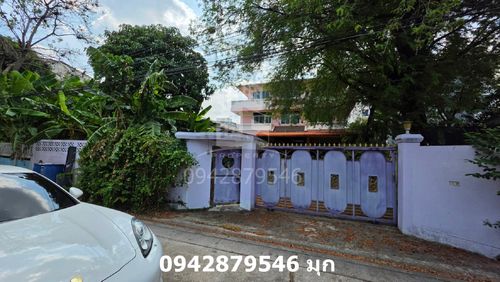 Factory building for sale, Lat Phrao 83, area size 200 square meters, with large 3-story factory building.
