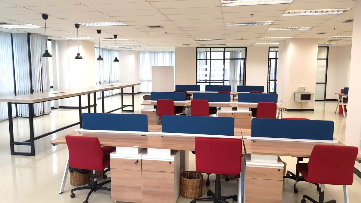 Office for rent, next to MRT Cultural Center, large size 654 sq m., potential location in the heart of Ratchada.