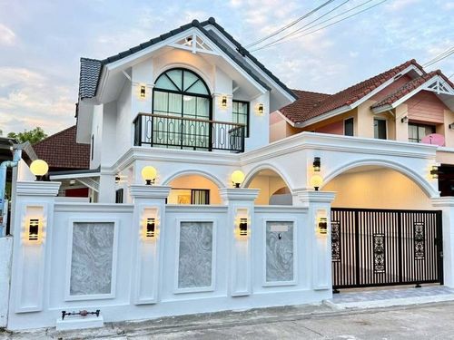Beautiful twin house for sale, 3 bedrooms, newly renovated in Tuscan style, Sriracha, Nong Yai Bu.
