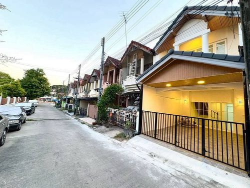 Two-story townhouse for sale in Sriracha Park, 1.99 million baht. Near Worakit Market, Kao Kilo, convenient access to the city.