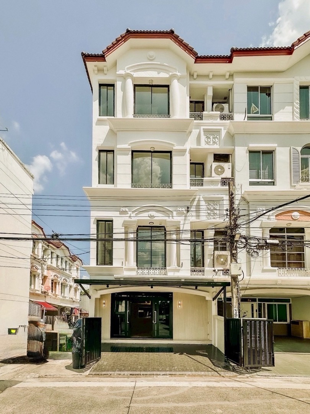 ขายโฮมออฟฟิศ พระราม 9 ลาดพร้าว 4 ชั้น หลังมุม รีโนเวทใหม่ ติดถนนใหญ่ ใกล้ทางด่วน เหมาะทำธุรกิจและลงทุน
