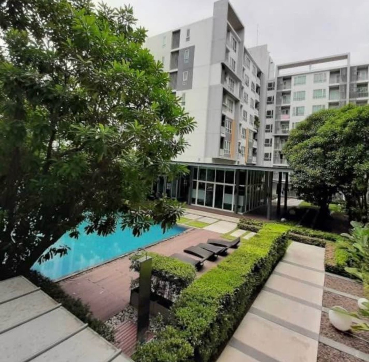 📍The Key Phahonyothin 34 🌈Pool view room, near Kasetsart University, BTS Senanikom 650 meters.