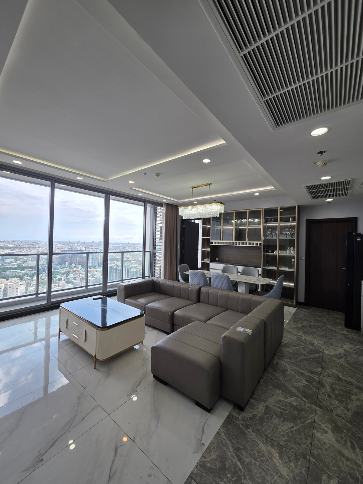 For rent 4 bedrooms, 4 bathrooms, Whizdom Inspire Sukhumvit.