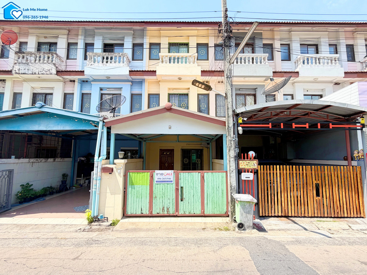 3-story townhome, good condition++ ready to move in @ Soi Khubon 27 from Khubon Road, only 1 km into the alley, good location near the Pink Line BTS.