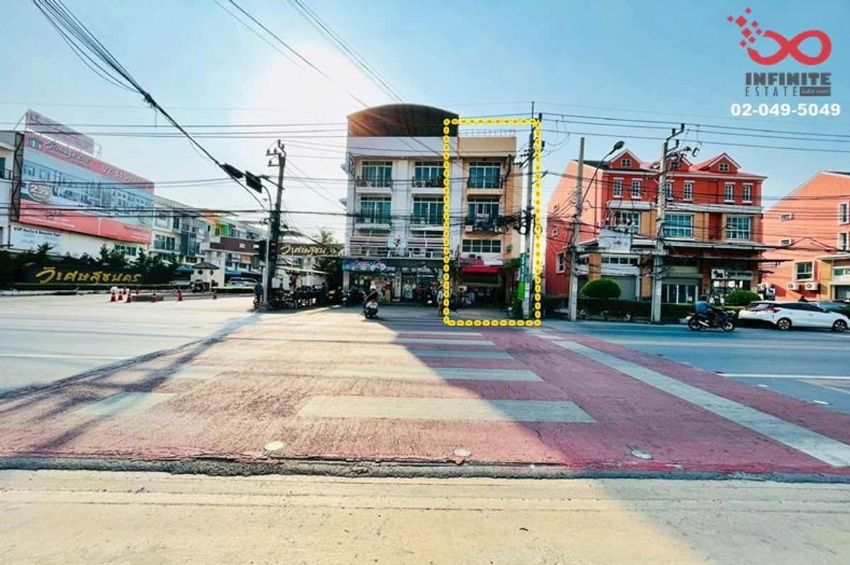 Commercial building for sale, 4 floors, 35 sq m., next to Pracha Uthit Road 90, Thung Khru, in front of Wiset Suk Nakhon Village 16.