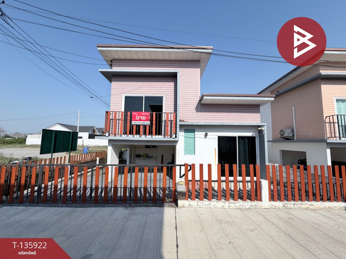 Half story semi-detached house for sale Phatra Village, Nakhon Pathom Province, good location Half story semi-detached house for sale Phatra Village, Nakhon Pathom Province, good location