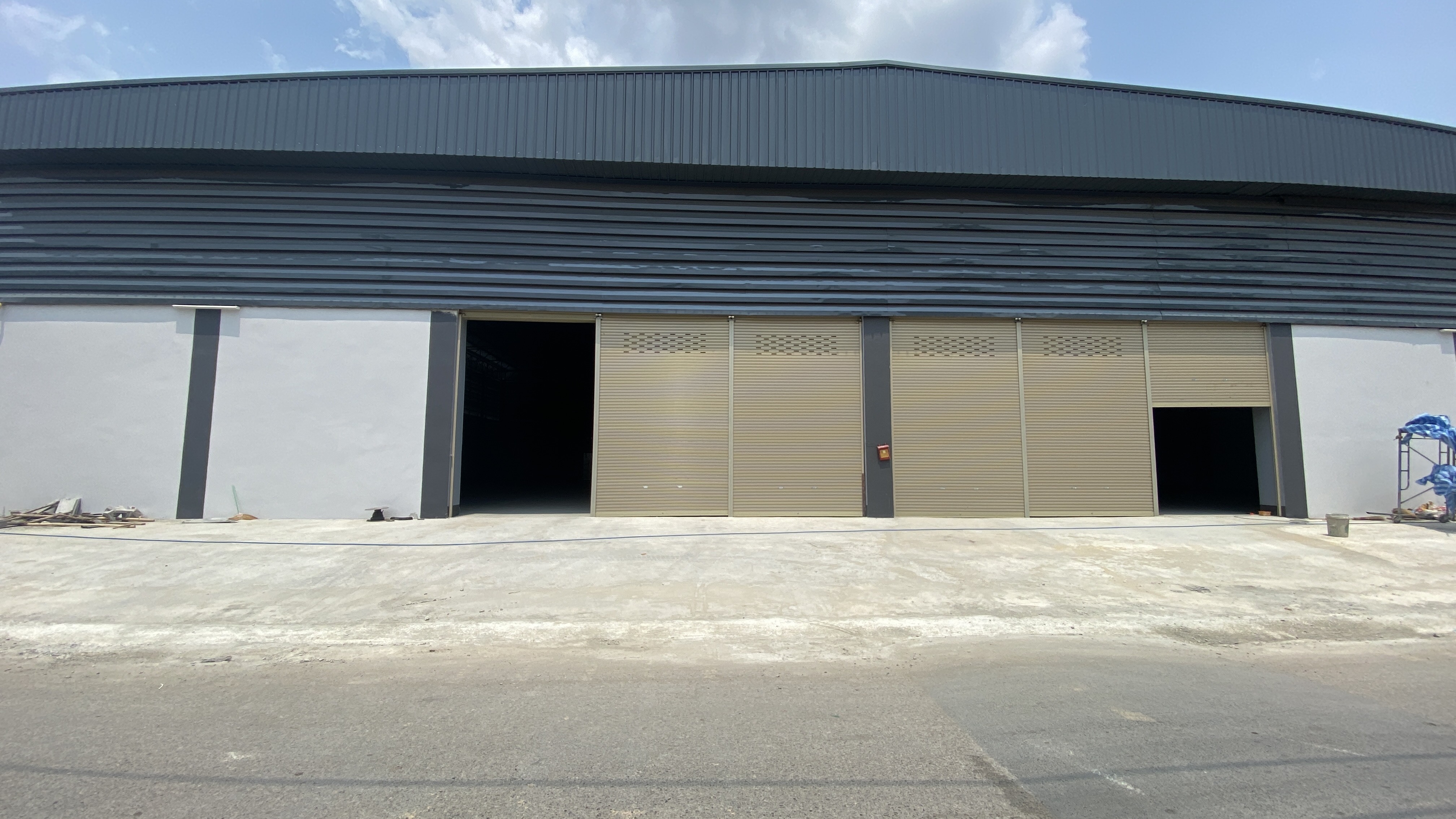 Warehouse for rent, 1,200 sq m., along Ramintra Expressway, near CDC, trailer can enter.