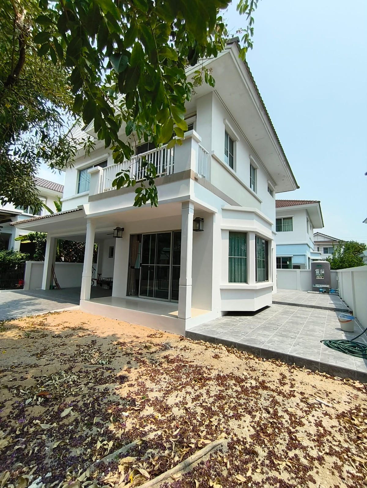 Newly renovated house near a shopping mall, located on a main road, fully furnished. Newly renovated house near a shopping mall, located on a main road, fully furnished.