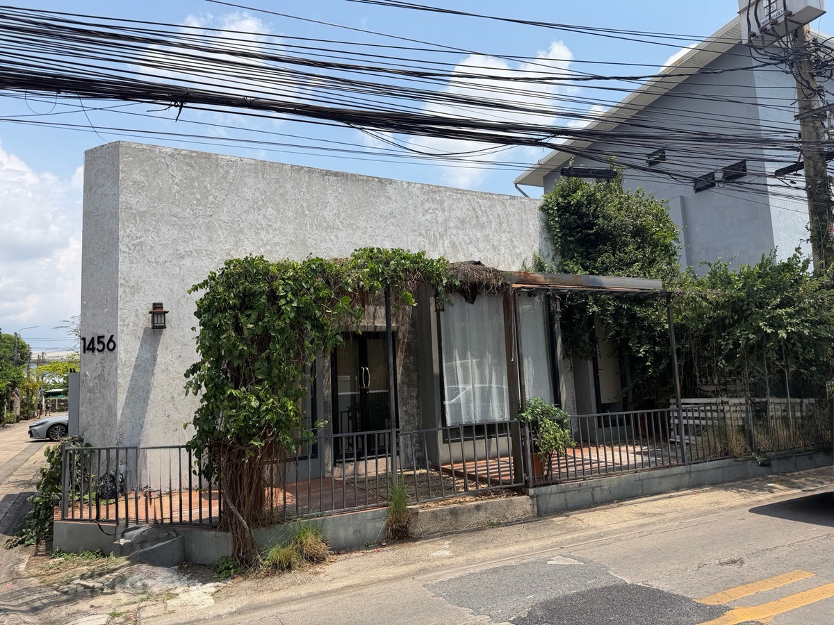 ขายบ้านเดี่ยวใจกลางเมืองจรัญ75 แยก30 เนื้อที่148 ตรว หน้ากว้างติถดถนน 16 เมตร ลึก 36.75 เมตร 8 หัองนอน 9 ห้องน้ำใกล้ 7-11 #ใกล้รถไฟฟ้า#สายสีน้ำเงิน สามารถทำ# airbnb ได้ ราคาพิเศษ