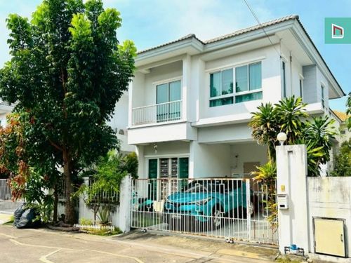 Beautiful house for sale, Baan Panthiya Phraeksa, 36.6 sq m, 3 bedrooms, 3.49 million, free 4 air conditioners + complete set of furniture, just bring your bags and move in. Quiet atmosphere, near the market and 7-11.