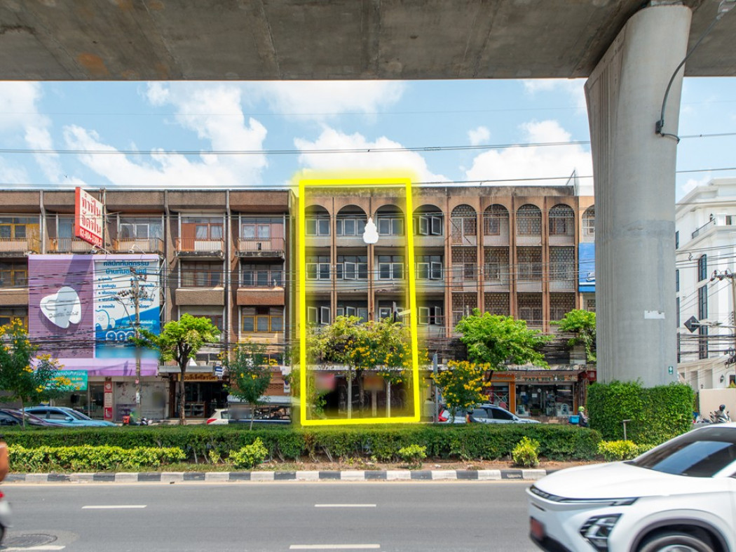 Two adjoining 4-story shophouses with a rooftop for sale, located on Soi Phetkasem 70-72, near Lotus Bang Khae.Size: 72 square wa.
