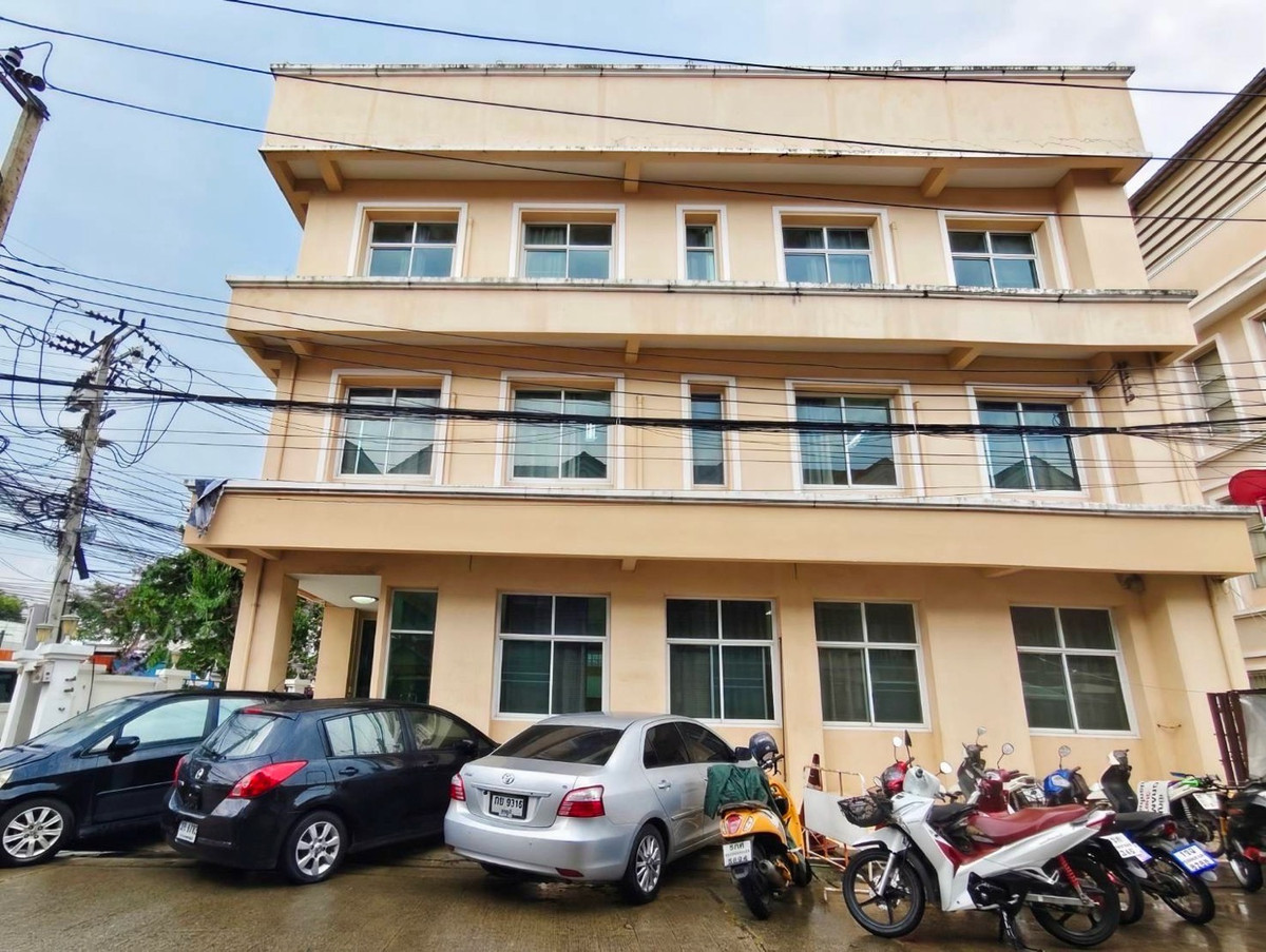 สำหรับเช่า อาคารพาณิชย์ 3 ชั้น ติดถนนใหญ่ นวลจันทร์ เขตบึงกุ่ม กทม เพื่อธุรกิจ มีที่จอดรถ 4-5 คัน 