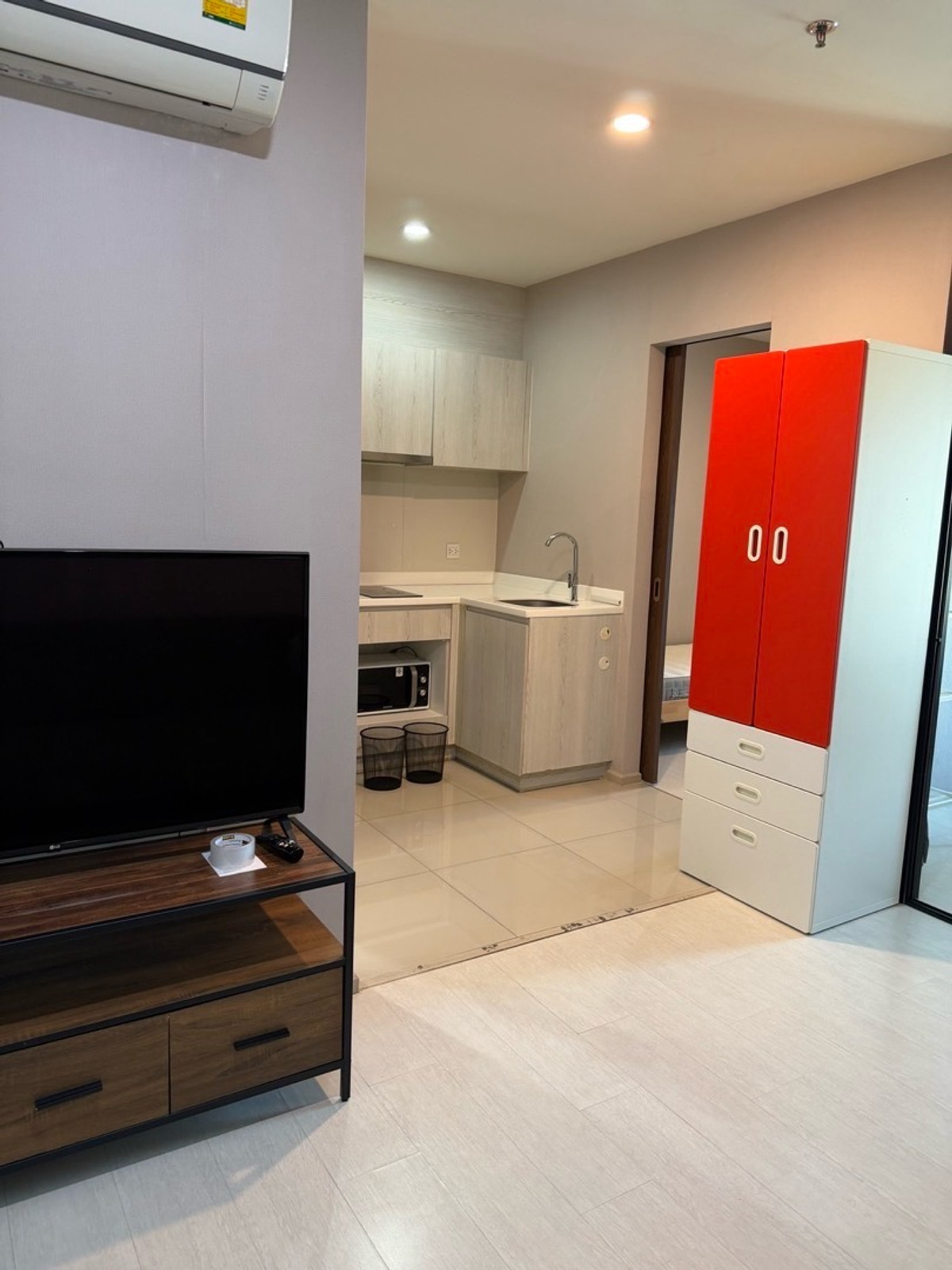 life asoke 2 bed  1bath . 35sqm high floor 