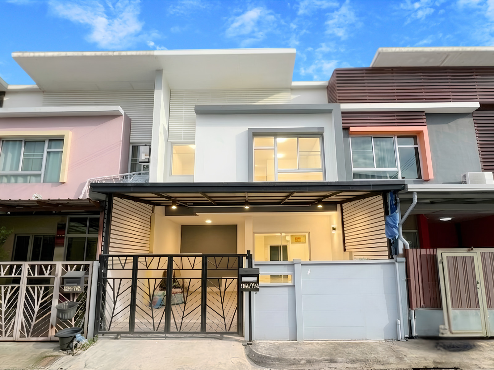 Townhouse for sale, 2 floors, newly decorated, ready to move in, 3 bedrooms, 21.3 wa, I-Design Wongwaen-Ramindra. Garage addition + kitchen extension near Fashion Island Pink Line MRT, Khubon Station, free loan application