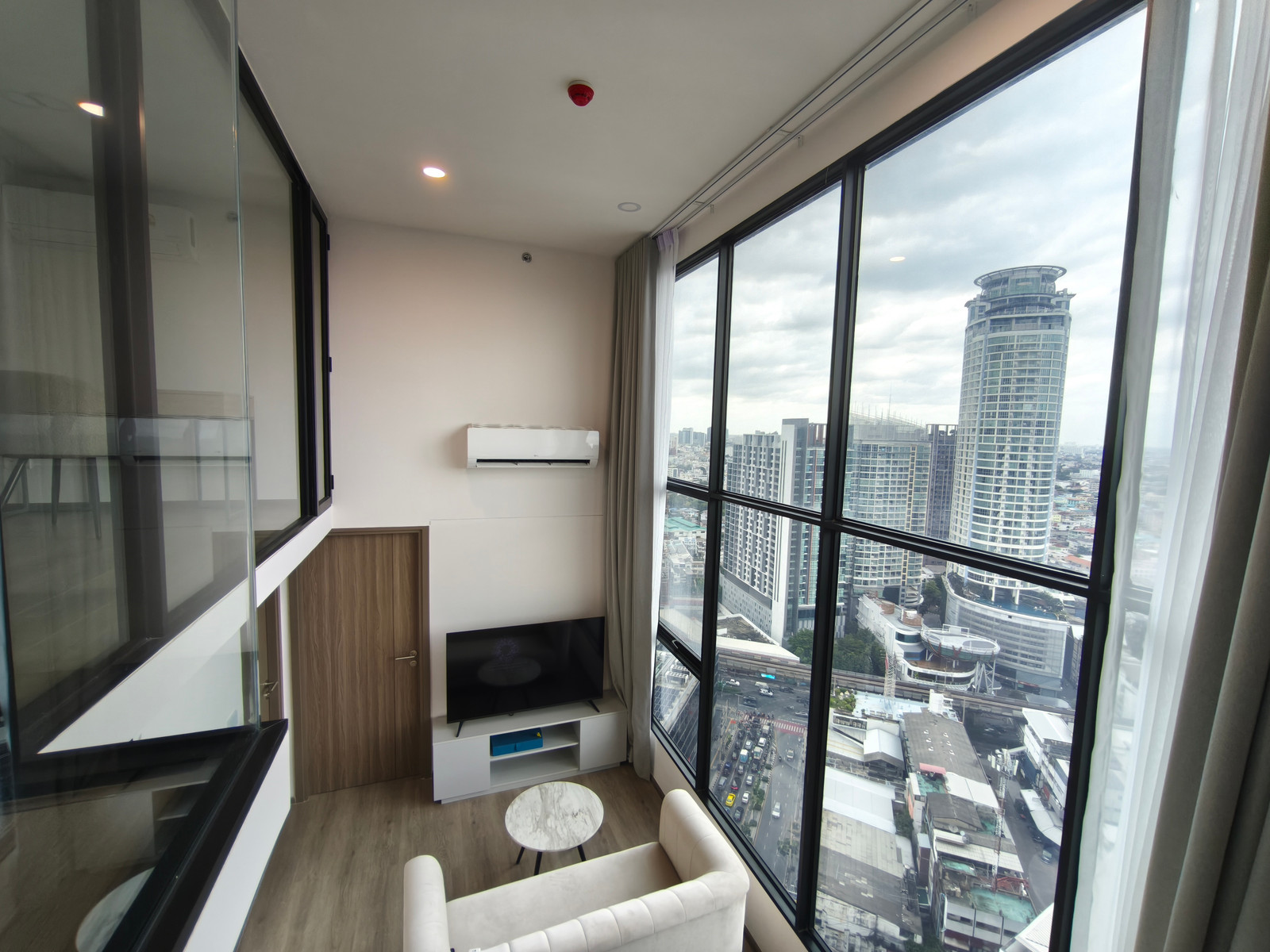 Brand New Stunning 1 Bed Duplex with private home office & closed kitchen🌟
