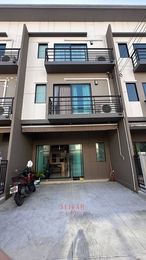 RH032726 Townhome for rent, 3 floors, 3 beds at Baan Klang Muang Srinakarin-Onnut, Soi On Nut 70/1, near BTS Yellow Line.