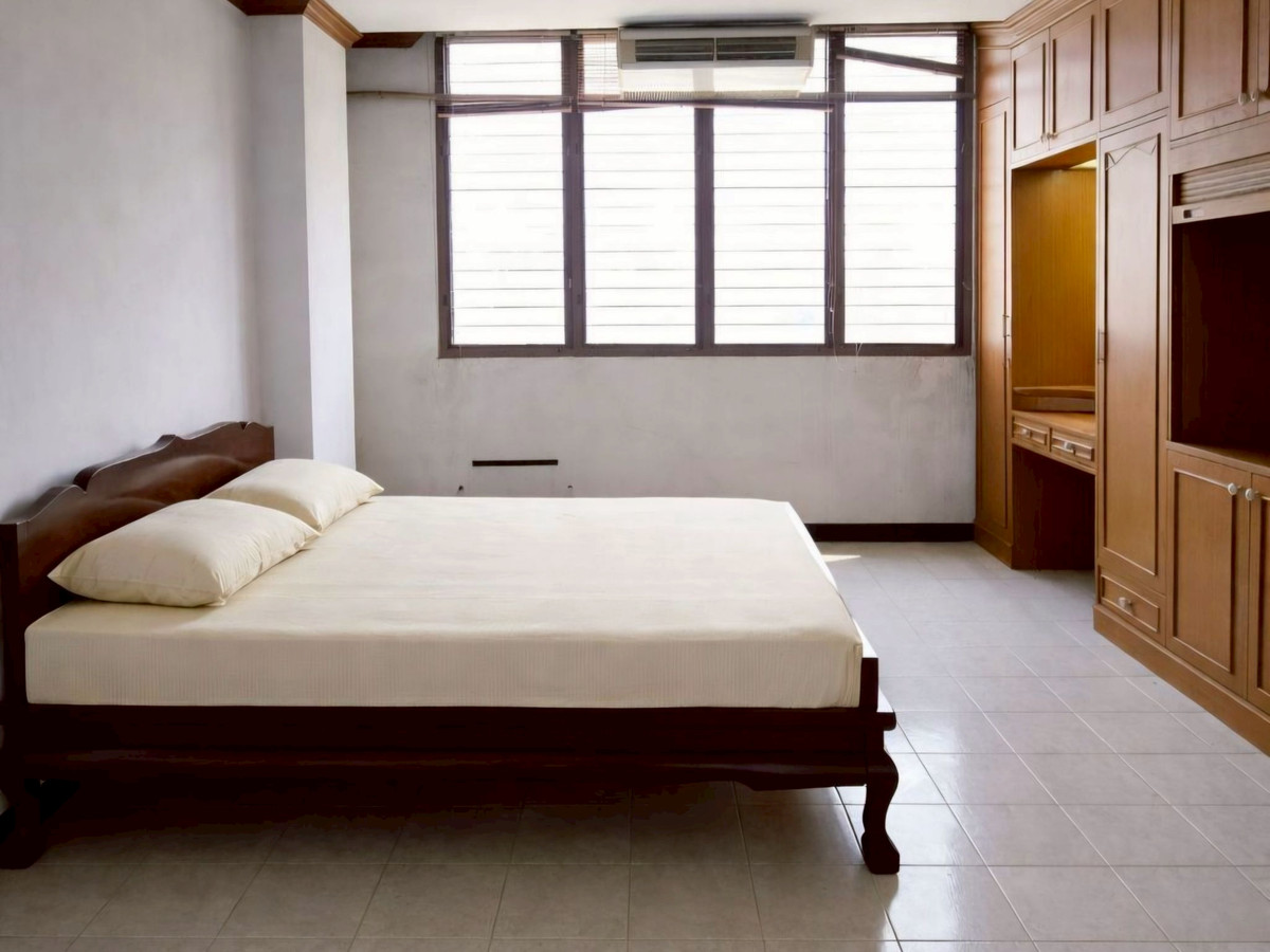 Urgent sale! Condo, extra large room, 61 sq m., near Lanna Hospital.