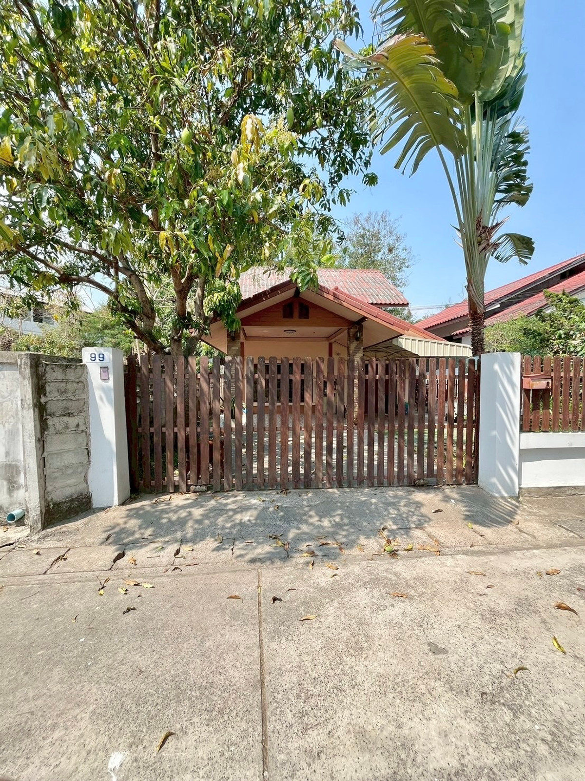 House and land for sale In the heart of Kalasin, near the school, there is parking inside the house gate. House and land for sale In the heart of Kalasin, near the school, there is parking inside the house gate.