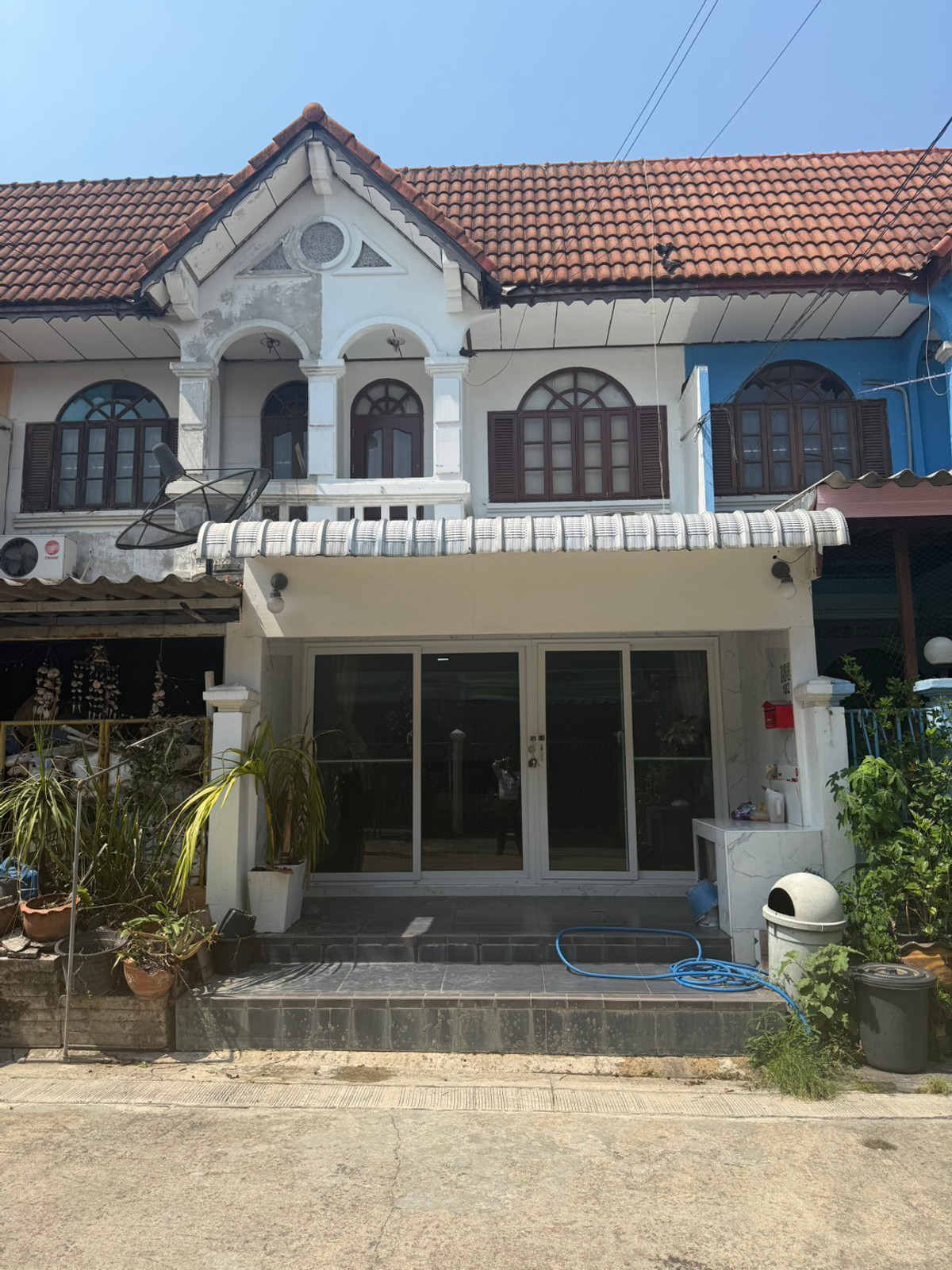 2-story townhouse for rent Newly renovated, ready to move in, Ramintra Road, Soi Khu Bon, there is a pink electric train running past, there are 2 bedrooms, 2 bathrooms, rental price 15,000 baht/month.